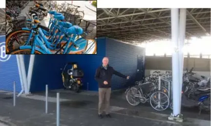  ?? FOTO'S ELKE LAMENS, STEFAAN BEEL ?? Schepen Jos Matheeusse­n op de locatie waar de twaalf Bluebikes komen te staan. Achter hem komt de terminal met de fietssleut­els.