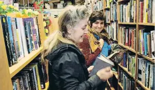  ?? ?? Rebecca Solnit en una librería de San Francisco, donde reside