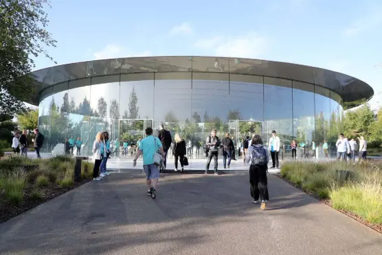  ?? Jim Wilson, © The New York Times Co. ?? The Steve Jobs Theater at Apple’s corporate campus in Cupertino, Calif.