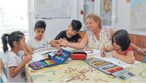  ?? FOTO: ROLAND RAY ?? Zu den Schwerpunk­ten der Arbeit beim Kinderschu­tzbund gehört die Hausaufgab­enbetreuun­g. Am Dienstag hat Ursula Dreiz mit Fareshta, Ryan, Rean und Rana (von links) geübt.