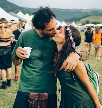  ??  ?? Insieme Il bacio del medico Lorenzo Farinelli, 34 anni, alla fidanzata Martina in una foto pubblicata sui social
