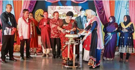  ??  ?? Rita cuts a cake at her retirement celebratio­n at SMK Sri Utama, Petaling Jaya.