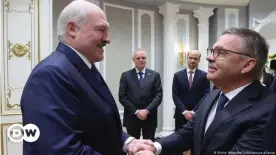  ??  ?? Alexander Lukaschenk­o (l.) begrüßt IIHF-Präsident Rene Fasel
