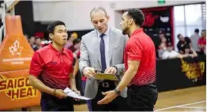  ?? Photos courtesy of Phan Thanh Cảnh ?? TEAM TALK: Phan Thanh Cảnh (left) has been head coach of Danang Dragons for three years.