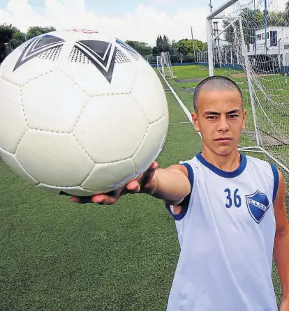  ?? (LA VOZ) ?? Futuro. Joaquín jugó el domingo para Atlético Carlos Paz el clásico contra Rivadavia, por el Federal C.