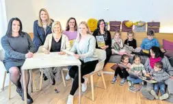  ?? Foto: AWO ?? Jennifer Blum (v. l.), Gabi Schneegaß, Manuela Heinig, Andrea Rauer, Madleen Wittler, Janine Diekmann, Britta Grau und Kinder bei der Vertragsun­terzeichnu­ng.