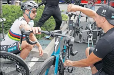  ??  ?? CUIDADOS. Sagan mima su bicicleta junto a uno de los mecánicos del Bora, ayer en su hotel de Cholet.