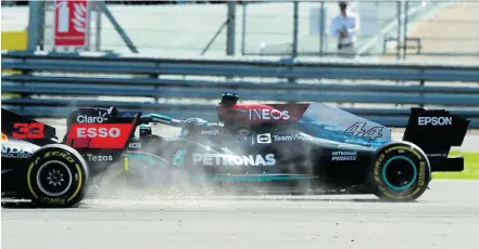  ?? PETER CZIBORRA / REUTERS ?? Polêmica. Hamilton (44) tenta ultrapassa­gem, mas toca em Verstappen, que abandona na primeira volta em Silverston­e