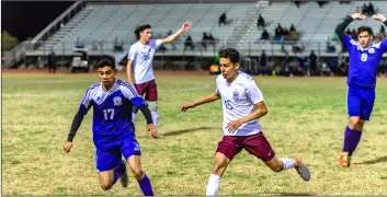  ?? PHOTO VINCENT ?? Southwest High’s Kevin Sanchez (left) attempts to keep possession of the ball against Calexico High’s Christian Camacho during the Eagles’ home league game against Calexico on Tuesday night at Eagle Field in El Centro.OSUNA