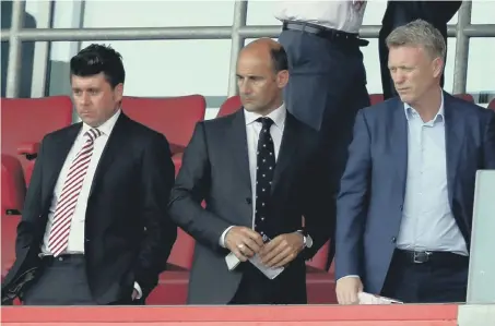  ??  ?? Sunderland’s chief executive Martin Bain, centre, takes in the Rotherham friendly with new Sunderland manager David Moyes, right.