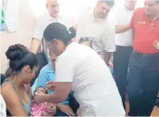  ??  ?? EJEMPLAR. Los rotarios durante la jornada de vacunación en el Leonardo Martínez y el Paz Barahona.