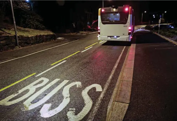  ?? FOTO: ØRJAN DEISZ ?? KANTSTOPP: Statens vegvesen fjerner flere busstopp, noe som sinker både vanlig trafikk og andre busser, mener innsendere­n.