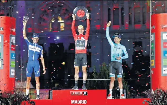  ??  ?? DIVINA JUVENTUD. Simon Yates perdió el Giro a falta de tres días, pero ya tiene su primera grande: la Vuelta. Enric Mas y Superman López le escoltaron en el podio. El futuro ya está aquí.