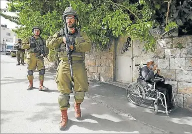  ?? FOTOS: ANSA Y DPA ?? PATRULLA. Soldados israelíes vigilan cerca de la frontera con el enclave palestino.