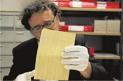  ?? FOTOS CEDIDAS POR FRANCESCO LOTORO ?? Francesco Lotoro analiza un manuscrito musical conservado en el museo de Terezín (República Checa).