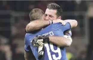  ?? AP ?? El arquero de Italia Gianluigi Buffon es abrazado por su compañero Andrea Belotti tras la eliminació­n del equipo en el repechaje europeo para la Copa Mundial.