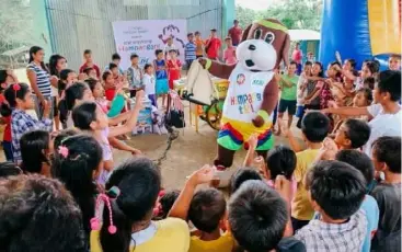  ?? CARLA CANET ?? PUPILS of Paitan Elementary School at Barangay Paitan in Escalante City enjoy the fun brought by the traveling “Hampangan” of Super Lucky Beagler on Monday.