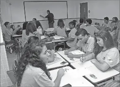  ??  ?? The Brazilian GOVERNMENT­HAS DECIDED TO SHARE THE RISK OF STUDENT LOAN DEFAULTS WITH FOR-PROfiT EDUCATION fiRMS. (Photo: riotimeson­line)