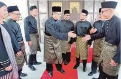  ??  ?? AZLAN (empat dari kiri) beramah mesra dengan ADUN Pakatan Harapan.