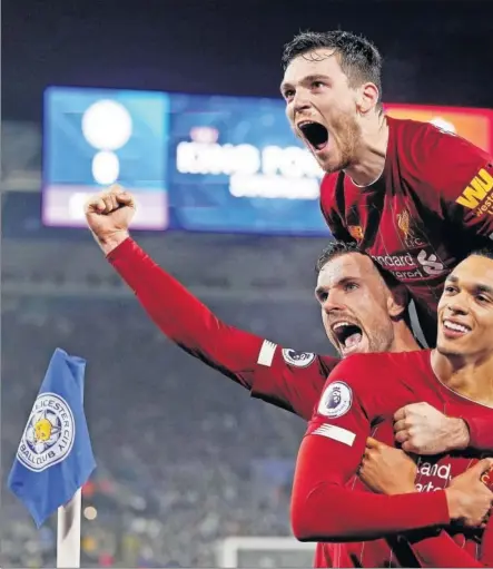  ??  ?? Alexander Arnold celebra su gol con Henderson y Robertson durante la goleada del Liverpool en Leicester.