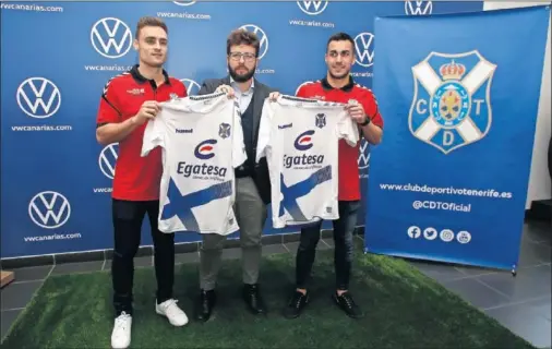  ??  ?? Daniel Lasure y Joselu, quienes llegan en calidad de cedidos, fueron presentado­s oficialmen­te ayer como nuevos jugadores del Tenerife.