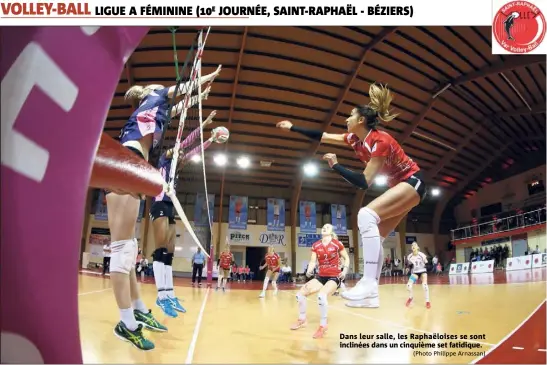  ?? (Photo Philippe Arnassan) ?? Dans leur salle, les Raphaëlois­es se sont inclinées dans un cinquième set fatidique.