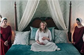  ?? ?? Elisabeth Moss es la criada Offred/June, rodeada por sus pares y ahora sirvientas.