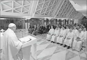  ??  ?? El papa Francisco invitó a perseverar en la oración, ayer en la misa en Casa Santa Marta, en el Vaticano