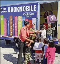  ?? Contribute­d photo ?? Preschool and kindergart­en students at the Thomas W. Mahan Elementary School in Norwich at the Read to Grow’s bookmobile.