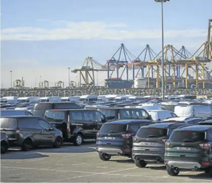  ?? MIGUEL LORENZO ?? ▶▶ Coches a la espera de ser embarcados en el puerto de Valencia.