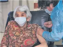  ?? / ATON ?? Laura Areyuna (79 años) se convirtió ayer en la primera adulta mayor vacunada en Chile contra el covid.