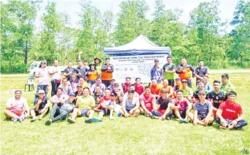  ??  ?? Members of the Kudat Tug-of-War Associatio­n take one for the album after the competitio­n, which was held in conjunctio­n with the Campaign on Thalassemi­a Awareness held in the sub-district of Matunggong in Kudat recently.