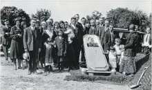  ?? PHOTO COURTESY ANNE CONNON ?? Funeral for Michael Onyschuk, Victoria Lawn Cemetery, Aug. 1, 1932.