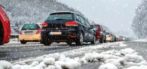  ?? Foto: Petair, fotolia.de ?? Laub, Schnee, Eis oder Nebel machen einem das Leben schwer – es gibt einiges, was Autofahrer im Winter be achten sollten um ein mögliches Verkehrsch­aos zu vermeiden.