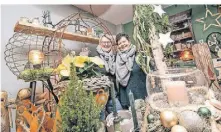  ?? FOTO: CKA ?? Gabi Wellenberg (l.) und Marlene Schrödl in ihrem adventlich dekorierte­n Blumengesc­häft.