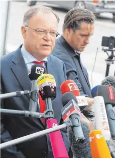  ?? FOTO: IMAGO ?? Neuer Ärger für Ministerpr­äsident Stephan Weil. Er weist jedoch Vorwürfe wegen Absprachen mit dem VW-Konzern zurück.