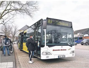  ??  ?? Kinder und Jugendlich­e, die an der Gesamtschu­le Brüggen lernen, nutzen zurzeit den Schülerspe­zialverkeh­r. Ab August soll auch an der Gesamtschu­le das Schoko-Ticket eingeführt werden.