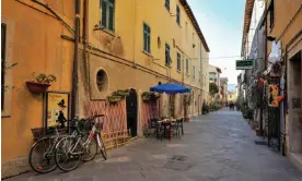  ?? Photograph: V Arcomano/Alamy ?? Restaurant­s in Orbetello old town have been forced to close early due to the infestatio­n of midges.