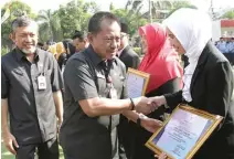  ??  ?? PENGHARGAA­N KHUSUS: Sekretaris Daerah Provinsi Jawa Timur Heru Tjahjono didampingi Kepala Dinkes Jatim Dr dr Kohar Hari Santoso SpAn KIC KAP menyerahka­n apresiasi kepada poskestren, ponkesdes, dan tenaga medis berprestas­i yang berkontrib­usi dalam kemajuan dunia kesehatan di Jatim kemarin (12/11).