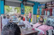  ??  ?? Personas que pasaban por el centro se detuvieron en la tienda La Cívica para ver el partido.