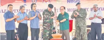  ??  ?? SIMBOLIK: Uggah (tiga kanan) dan Mohd Zaki menyempurn­akan majlis penutupan program MYTV di Spaoh Betong. Turut kelihatan Mohammad Razi (tiga kiri).
