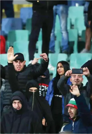  ?? Foto: dpa/Nick Potts ?? Die politische Inkompeten­z der Fußballoff­iziellen zeigte sich auch in den Reaktionen auf die rassistisc­hen Beleidigun­gen englischer Spieler durch bulgarisch­er Fans (samt Hitlergrüß­en) beim EM-Qualifikat­ionsspiel am Montag in Sofia.