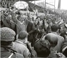  ?? Foto: Sven Simon, imago ?? Früher, das war halt noch was: Kapitän Peter Grosser präsentier­t den Löwen Anhän gern die Meistersch­ale. Es ist das Jahr 1966.