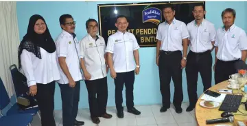  ??  ?? Maszlee (fourth left) in a group photo with the senior officers from Petronas after the meeting at Bintulu Education Office.