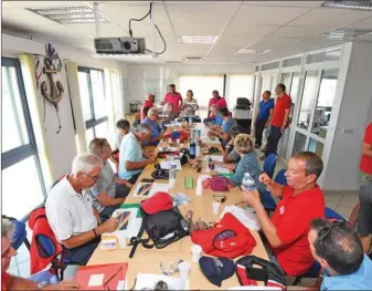  ??  ?? La salle de la SNSM du port d’Hyères est le lieu de rendez-vous et de pause entre les essais.