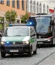  ??  ?? Polizeisch­utz für den Mannschaft­sbus des 1. FC Köln im April in der Innenstadt.