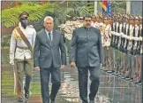  ??  ?? REVISTA. Maduro y el cubano Díaz-Canel.
