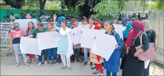  ?? HT PHOTO ?? LU students protesting against lathicharg­e on their BHU counterpar­ts, on Wednesday.