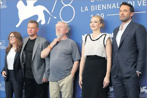  ?? / JOEL C RYAN (AP) ?? Desde la izquierda, Nicole Holofcener, Matt Damon, Ridley Scott, Jodie Comer y Ben Affleck, en la presentaci­ón de El último duelo.