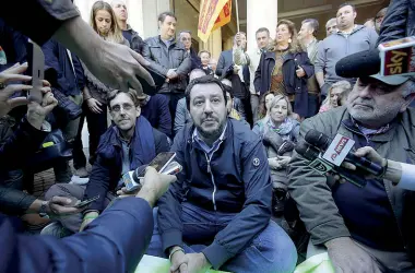 ??  ?? Sit-in Salvini ha protestato davanti alla prefettura di Padova: «Con noi al governo i prefetti dovranno trovarsi un nuovo lavoro»